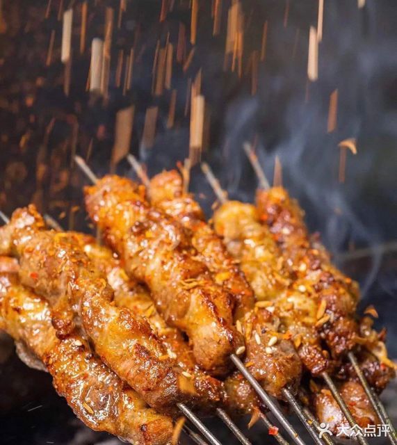 秘制炭烤牛肉串图片