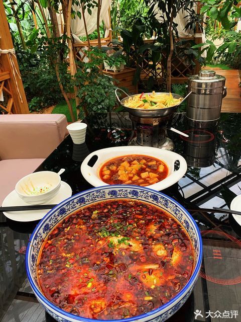 云谷田园·农业生态观景餐厅位于黔东南苗族侗族自治州凯里市舟溪镇