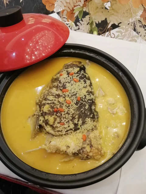 鱼头泡饭图片