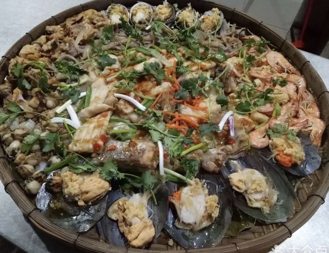 顺德筲箕盆菜·无骨鱼位于中山市南苑新村碧苑街寸町太郎楼上(大家乐