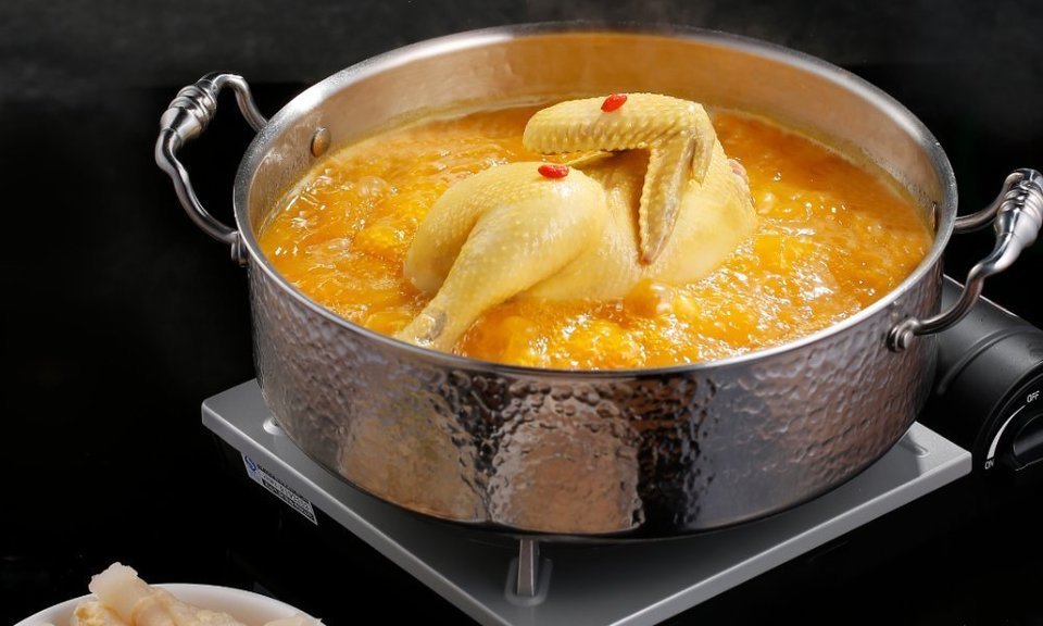 花胶鸡汤锅底推荐菜:介绍:地址(在哪里):青口季港式打边炉(万正店)