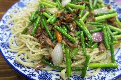 蒜苔炒肉盖浇面图片