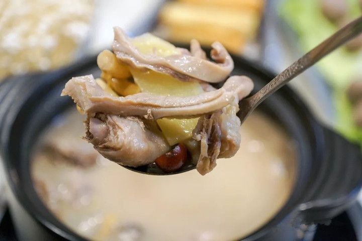 腊味饭胡椒猪肚鸡(小)推荐菜:介绍:地址(在哪里):捞满源猪肚鸡位于