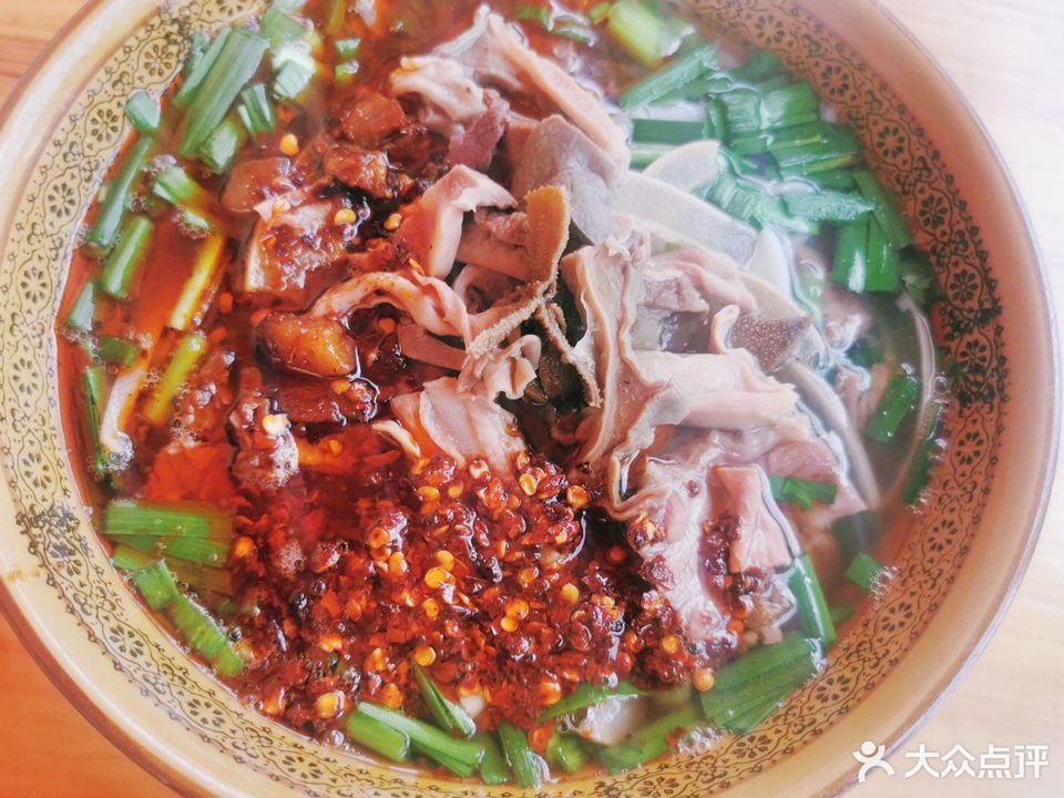 推荐菜:介绍:地址(在哪里):黄家带皮牛肉粉馆位于铜仁市碧江区坞坭