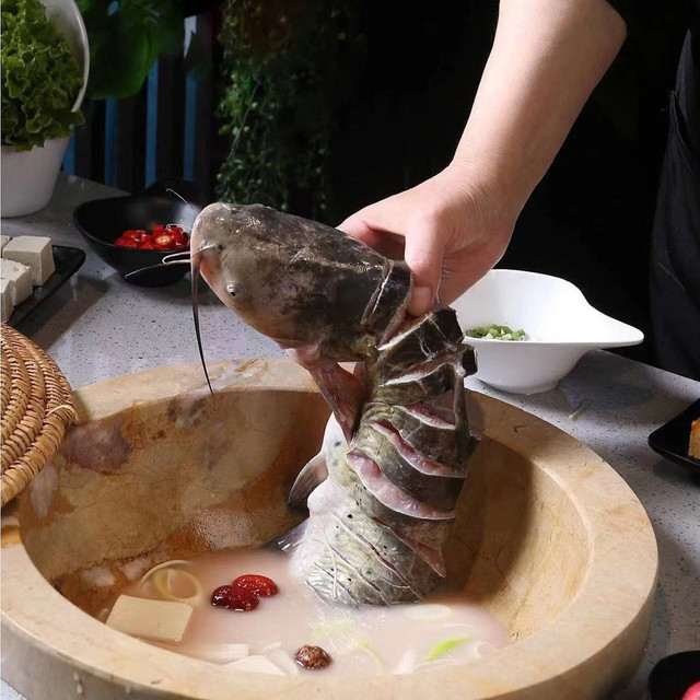 滇大池抚仙湖蒸汽石锅鱼