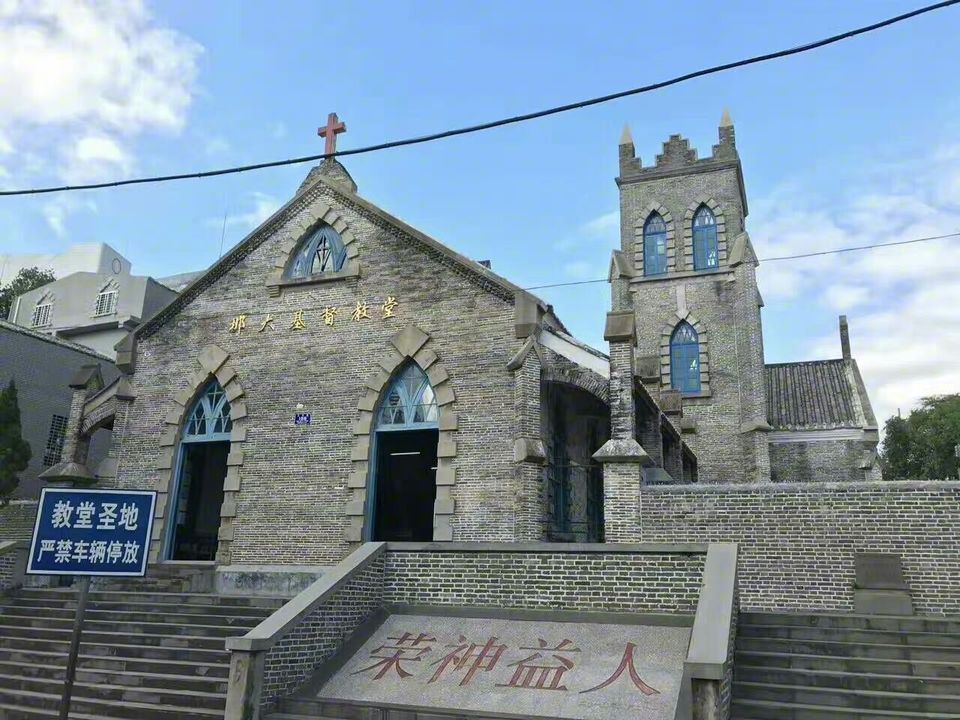 走,在哪,在哪里,在哪儿):儋州市那大镇兴源路与东风路交汇处东电话:老