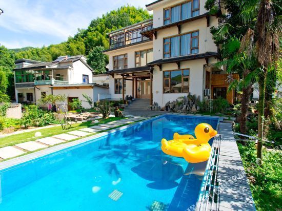 在哪儿):湖州市安吉县天荒坪镇余村村赵家堂016号电话:安吉燕宿民宿