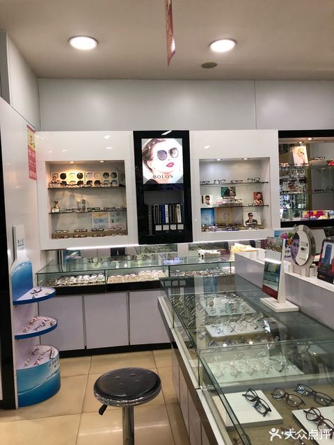 新镜界眼镜包括:新镜界眼镜(凯旋西路),新境界眼镜(纱厂店),新境界