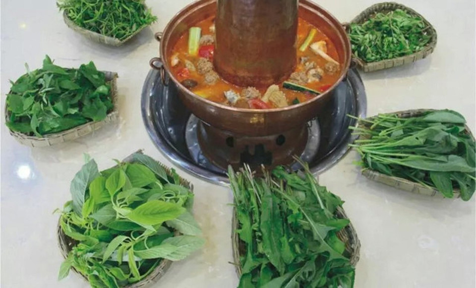 铜锅野菜生态食材汤锅图片