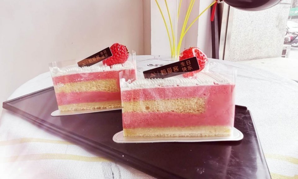 草莓慕斯切块图片