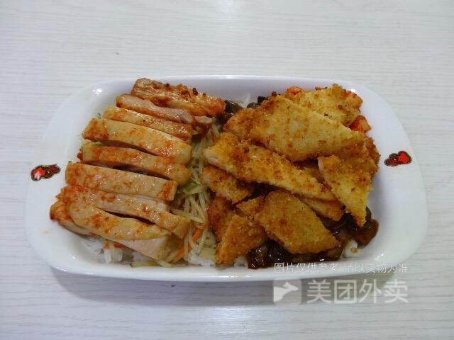 烤肉鸡排双拼饭图片