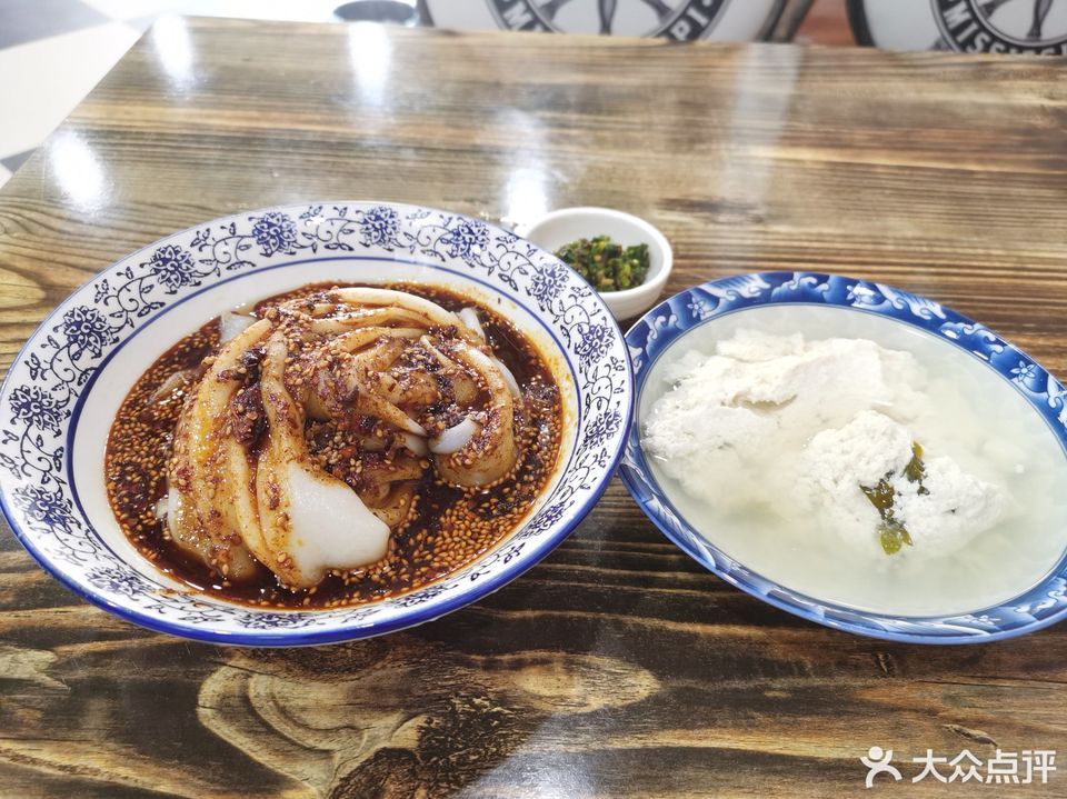 推荐菜:介绍:地址(在哪里):张明富面皮位于汉中市南郑区大河坎镇渔营