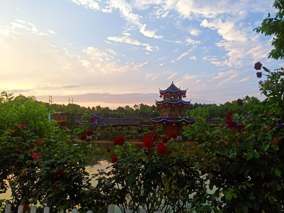 地址(在哪里):佳麓山庄位于怀化市鹤城区双村(双村小学旁)介绍:标签