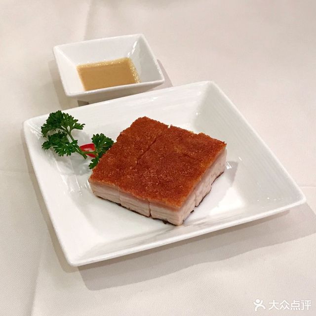 玻璃脆皮乳鸽龙虾汤贵妃泡饭推荐菜:介绍:地址(在哪里):利苑酒家(民安