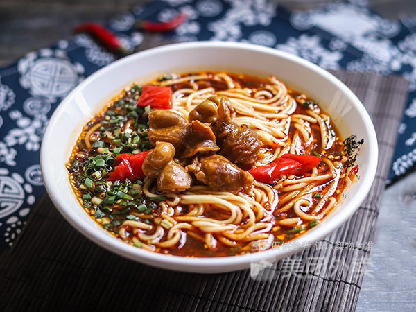 香辣肥肠面图片