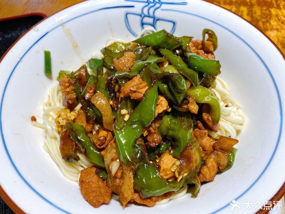 辣椒炒肉干挑面图片
