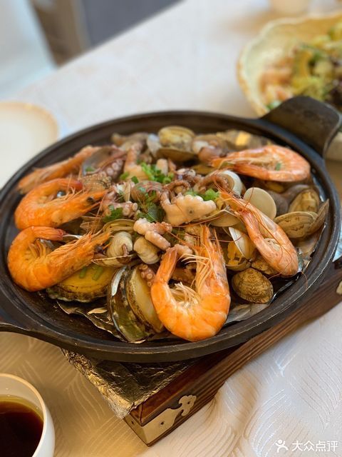 精品石锅海鲜图片