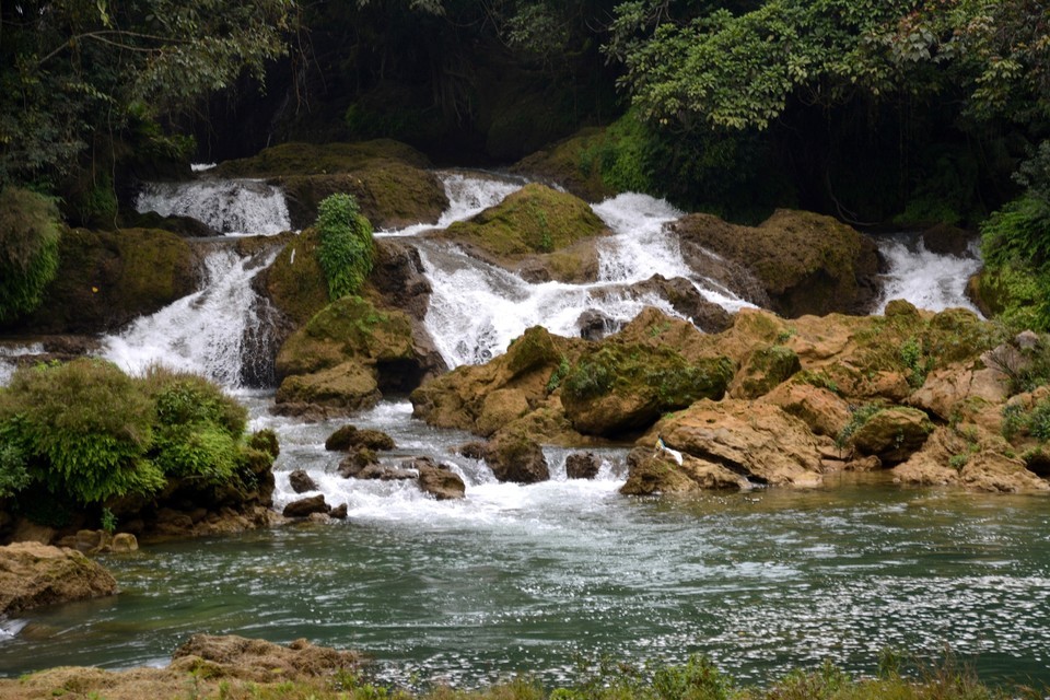 跨国瀑布德天瀑布在哪里 t01a8bf4a1bb6d0b377.jpg