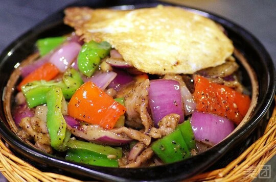 黑椒牛柳煲仔饭图片