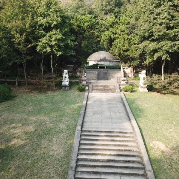 还有小型的神道,临瀑阁,据说墓前面的华表是当年清朝肃顺墓前的遗物