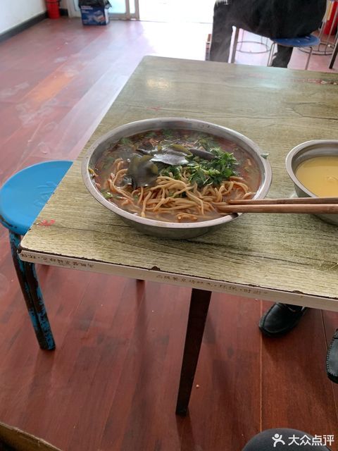 推荐菜:介绍:地址(在哪里):正宗襄樊牛杂面馆位于襄阳市老河口市航空