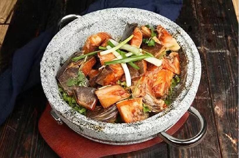 特色石锅碟鱼头图片