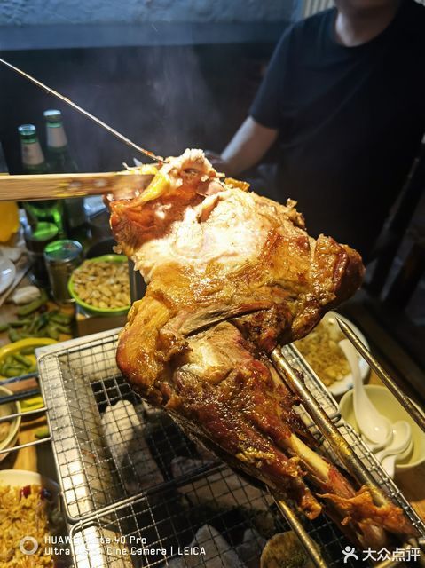奥龙户外联络站烤羊腿图片