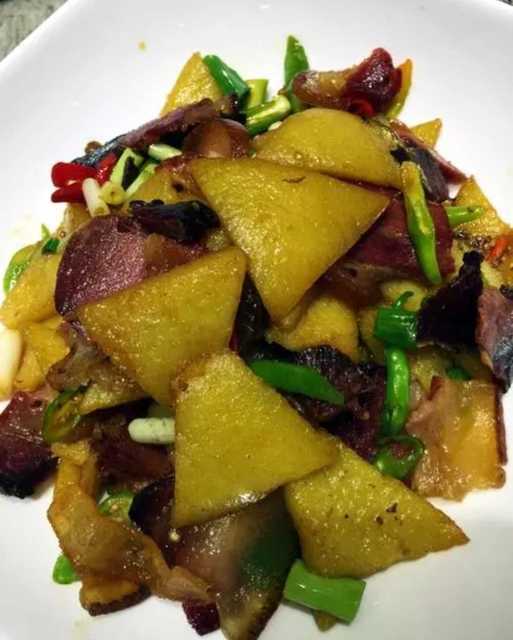 洋芋粑粑炒腊肉图片