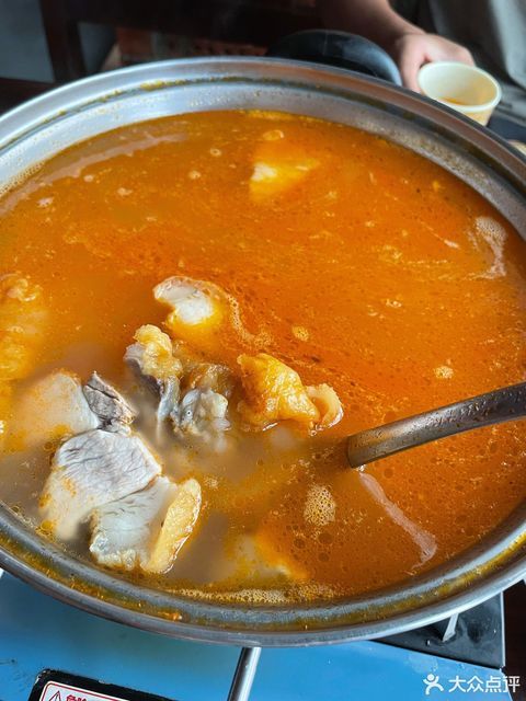 酸汤脆皮猪脚图片