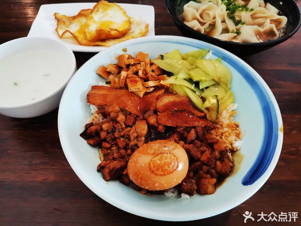 地址(在哪里):卤肉饭位于成都市双流区天府新区兴隆镇田园诗驿小区诗
