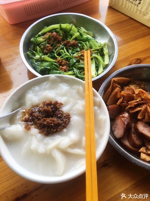 配菜粿汁推荐菜:地址(在哪里):环城路老字号粿汁位于潮州市饶平县黄冈