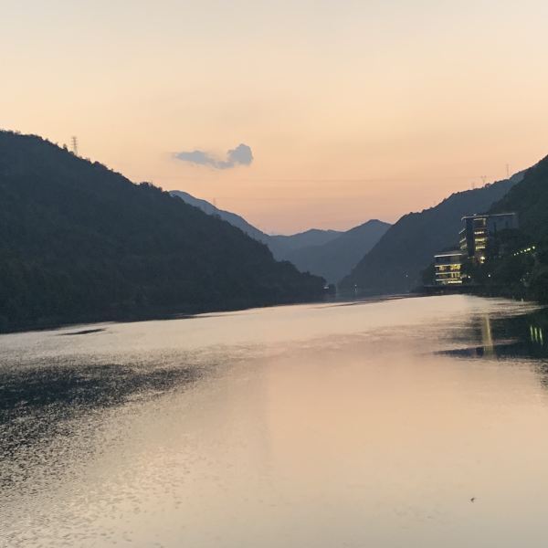 攜程用戶:新安江風景名勝區太棒了,大夏天也很涼快,景色景色宜人山清