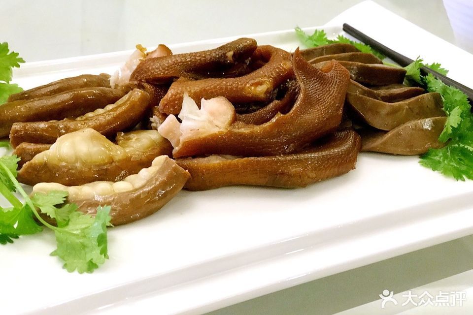 卤水鹅肝粉肠鹅掌三拼图片