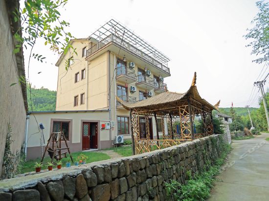 在哪,在哪里,在哪儿):筏头乡后坞村岭脚下50号莫干山镇后庄山庄电话