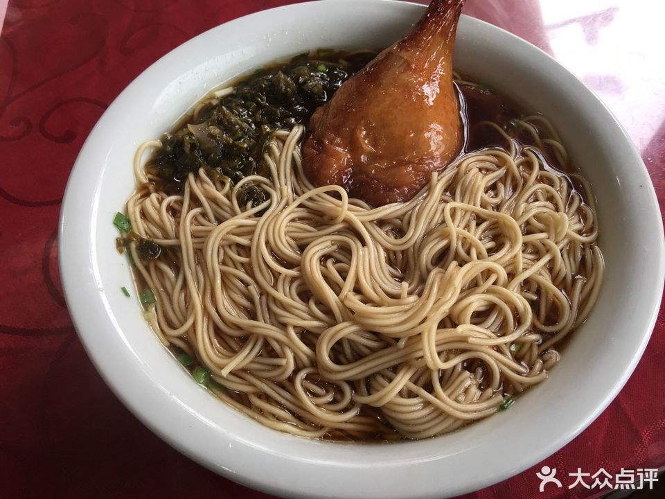 鸭腿汤面图片