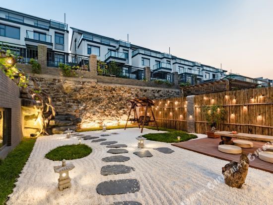 花筑·蓬莱小院民宿(蓬莱阁八仙过海海洋极地世界店)位于烟台市蓬莱区