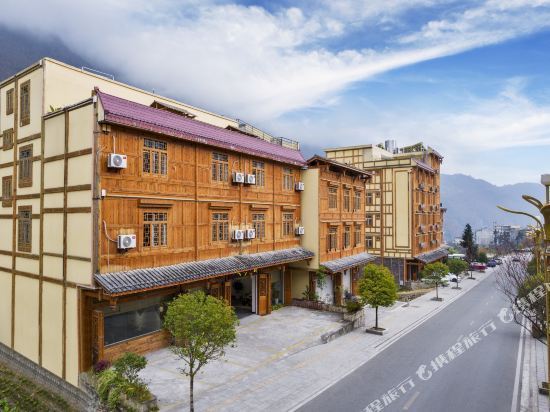 磨西镇海螺沟大道252,254,256,258号电话:海螺沟寂·野温泉民宿地址