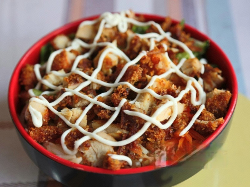 (美食林东侧)介绍:推荐菜:蜜汁烤肉拌饭沙拉烤肉拌饭今麦郎冰红茶电话