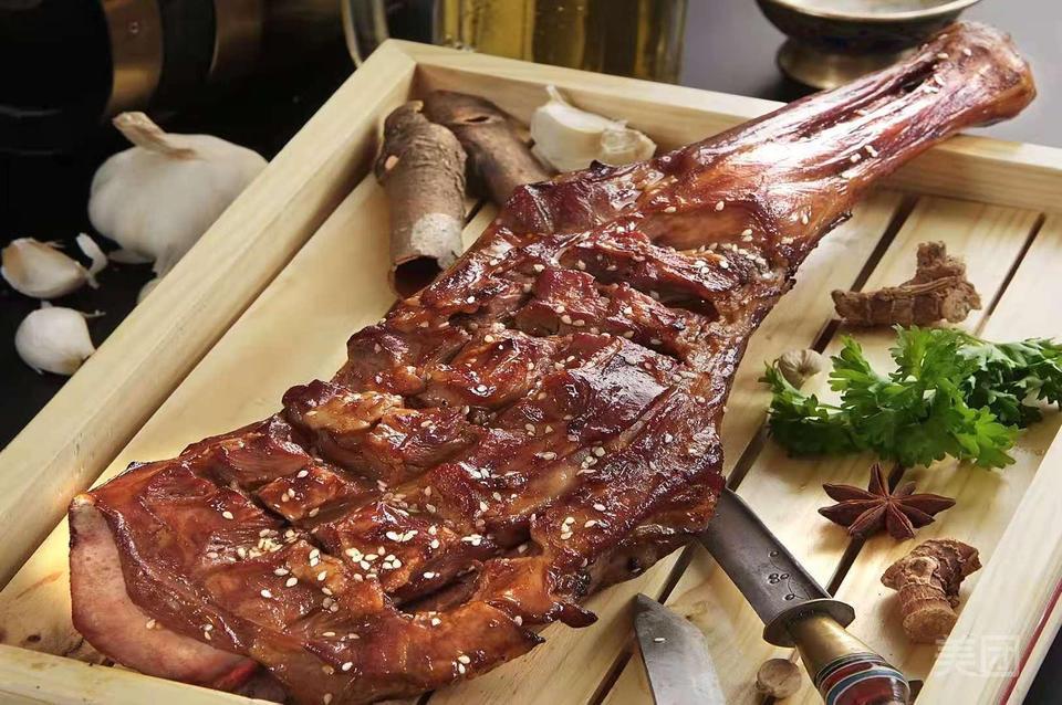 宁夏滩羊烤羊腿图片