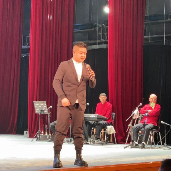 气氛很好,笑的我肚子疼,特别是那个闪电哥和王龙出现在舞台上的表演