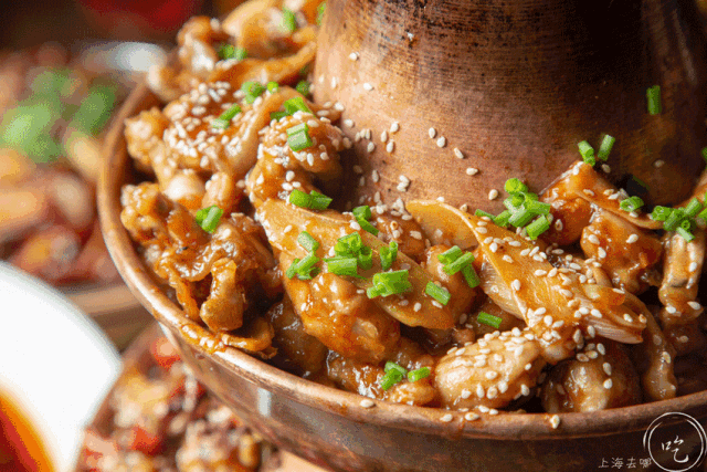 网红双层铜锅牛蛙图片