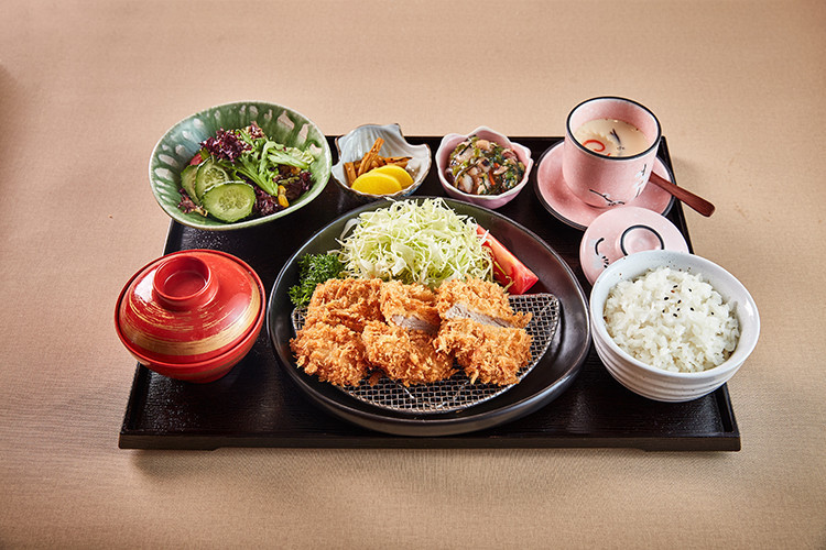 吉列猪排套餐推荐菜:地址(在哪里):九割日式炸猪排(颐堤港店)位于北京