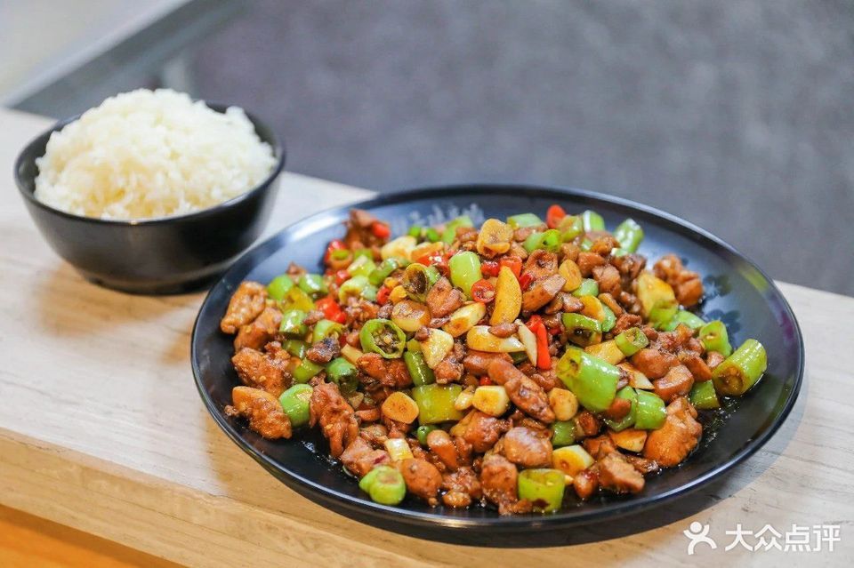 辣子鸡米饭图片