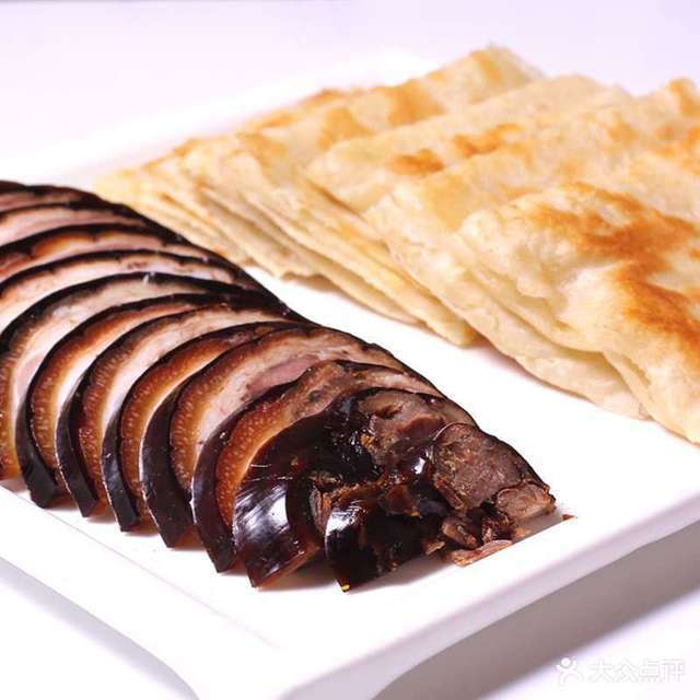 烙饼裹肘子图片