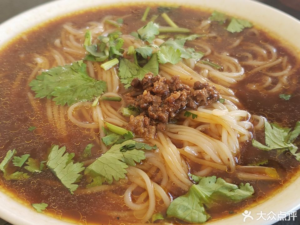 推荐菜:介绍:地址(在哪里):牛骨风味热面位于双鸭山市四方台区振兴