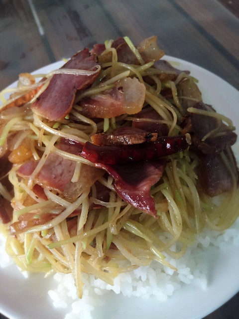 腌肉洋芋丝盖饭图片