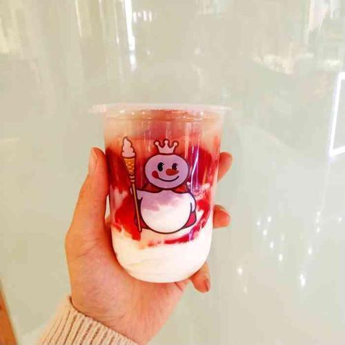 草莓摇摇奶昔图片