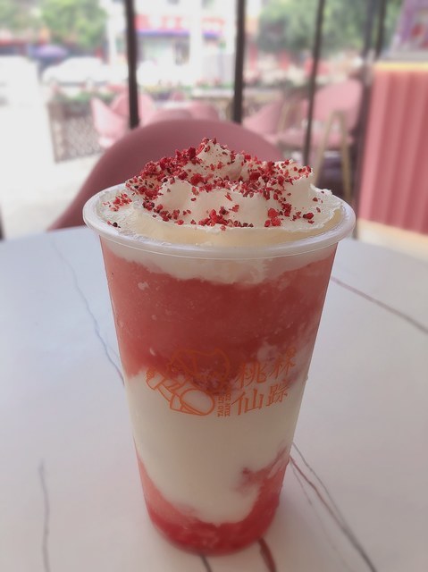 雪顶草莓酪酪图片