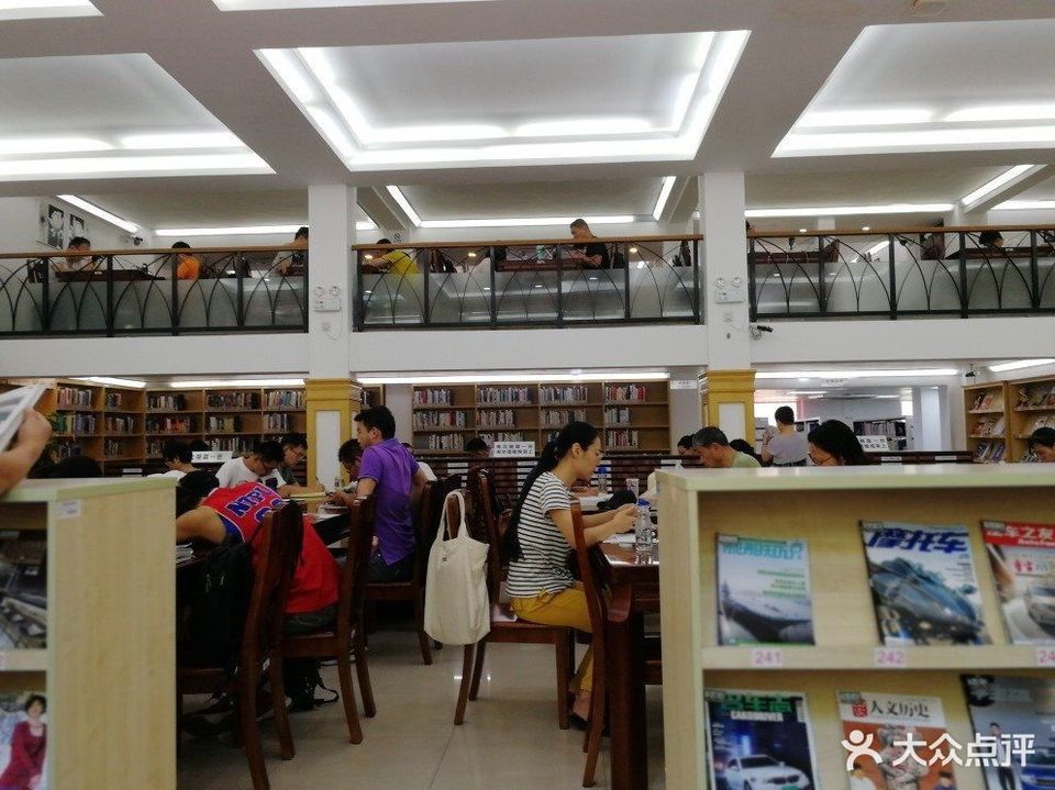 上海市浦东新区陆家嘴图书馆图片