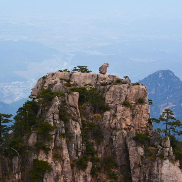 坐落在光明頂,貢陽山,白鵝嶺和始信峰之間,東連雲谷景區,南接玉屏景區